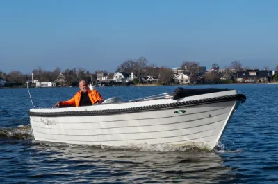 kleine open boot met bestuurder op het water