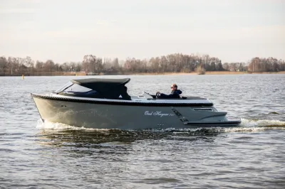 tender op water met bestuurder