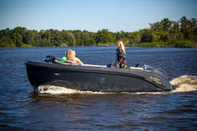 boot varend op meer met drie personen