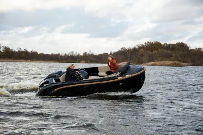 kleine tender met twee personen op water