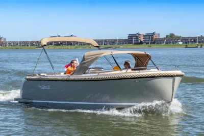 tenderboot varend op open water