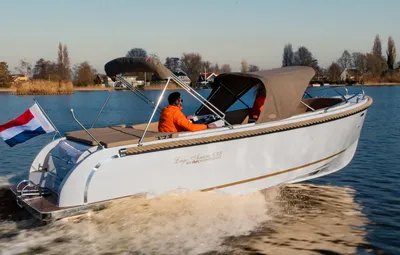plezierboot op het water met bimini