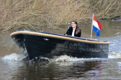 zwarte tender met bestuurder op rustig water