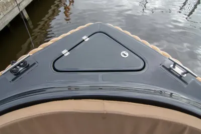 voorkant van een tender op het water