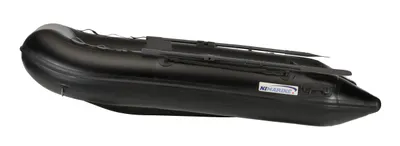 zwart opblaasbaar bootje op witte achtergrond