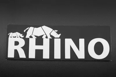 Witte letters en reliëflogo op donkere achtergrond