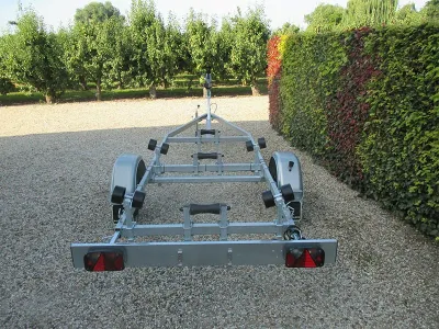 lege boottrailer op grind