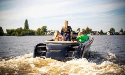 achteraanzicht van boot met passagiers op water