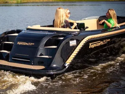 Kleine open boot met passagiers op het water