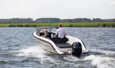 motorboot op open water met twee personen