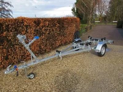 boottrailer op grindpad met hagen