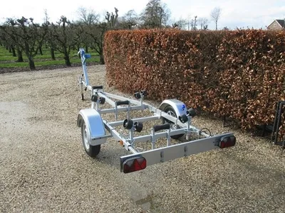 boottrailer op grind bij haag