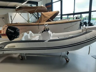 rib-boot in binnenshowroom