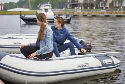 Twee personen in een RIB op het water