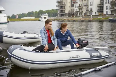 twee personen in kleine opblaasboot op het water