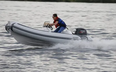 rib-boot op water met bestuurder