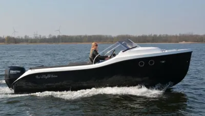 zijkant van motorboot met bestuurder