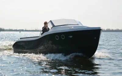 motorboot op open water