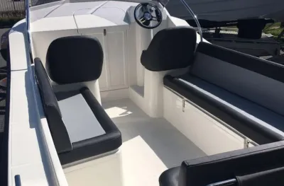 interieur van boot met zitbanken