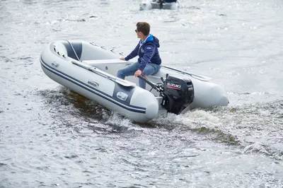 opblaasbare rib met persoon op water