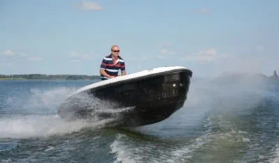 kleine tender op het water met bestuurder