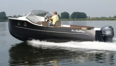 motorboot op het water met bestuurder