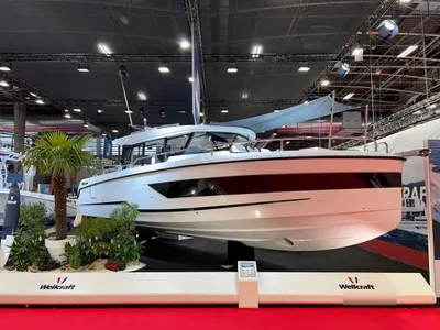 Motorboot tentoongesteld op beurs