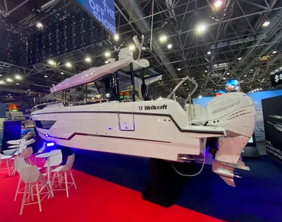 motorboot op expositie in beurshal