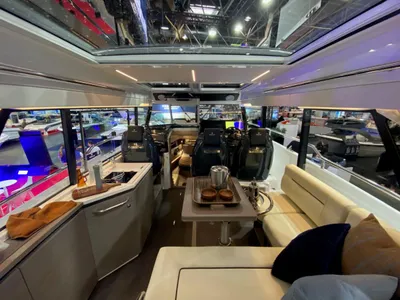 Interieur van boot met stuur en salon