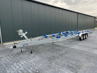 drieassige boottrailer op bestrating