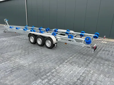 drieassige boottrailer met blauwe rollen