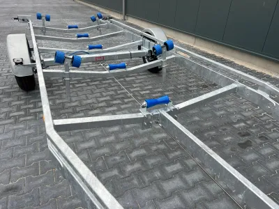 boottrailer op klinkerbestrating