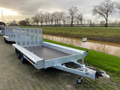 machinetransporter op kade naast sloot