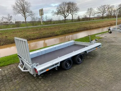 machinetransporter op beton naast kanaal