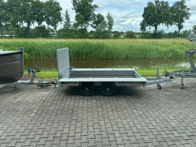machinetransporter op parkeervlakte bij water