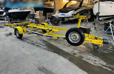 gele boottrailer in opslaghal