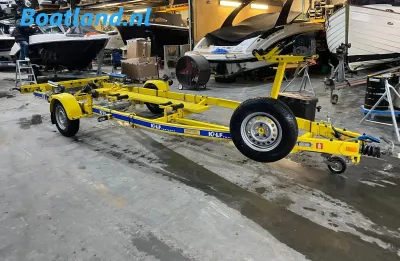 gele boottrailer in werkplaats