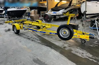 gele boottrailer in binnenopslag