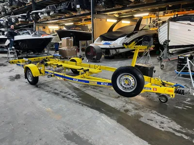 gele boottrailer in werkplaats