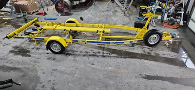 gele boottrailer in loods