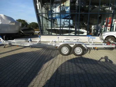 boottrailer met tandem-as op parkeerplaats