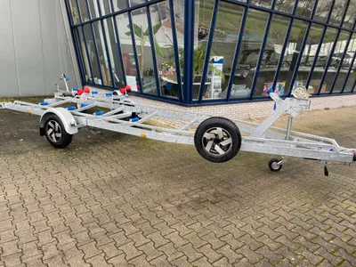 boottrailer op parkeerplaats bij showroom