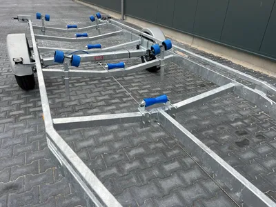 boottrailer op bestrating met blauwe rollen