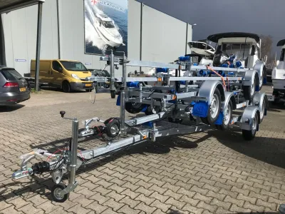 boottrailer geparkeerd bij boten en voertuigen