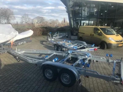 boottrailers op buitenterrein bij bedrijf