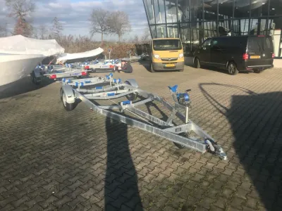 boottrailer op buitenterrein met auto's