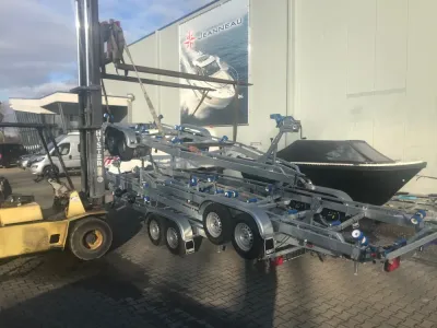 gestapelde boottrailer op bedrijfsterrein