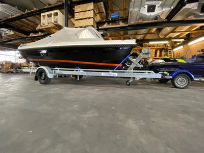 boot op trailer in opslagloods