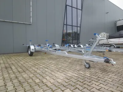 boottrailer buiten geparkeerd bij gebouw