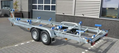 trailer voor boot op parkeerplaats bij bedrijf